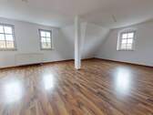 Ansicht I: Wohn- und Esszimmer - Lichtdurchfluteter Wohntraum mit Wannenbad: Perfekt für Singles & Paare in Burgstädt!