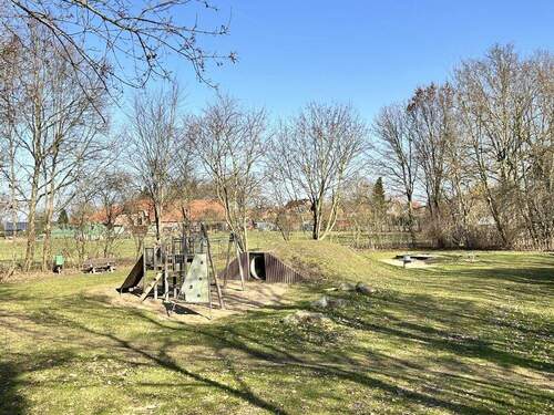 Blick auf den angrenzenden Spielplatz - 