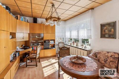 Wohnzimmer mit Arbeitsplatz - 7 Zimmer Mehrfamilienhaus, Wohnhaus in Bitterfeld