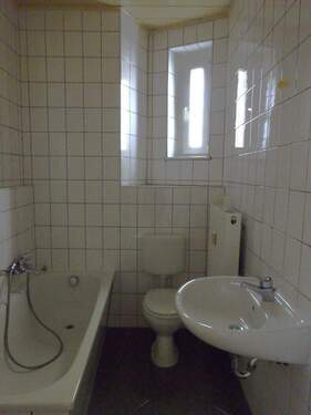 Bad (ähnl. Whg) - 3 Zimmer Etagenwohnung zur Miete in Gera