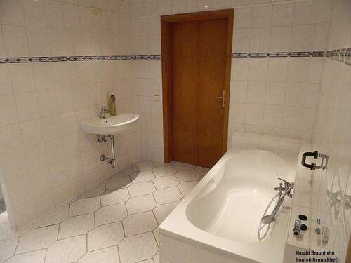 ...und Badewanne mit Waschmaschinenanschluss - 