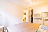 Schlafzimmer mit direktem Ankleideraum - 