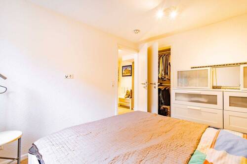 Schlafzimmer mit direktem Ankleideraum - 
