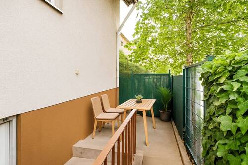 Gemütliche Gartennische mit Balkonzugang - Virtuelles Homestaging - 