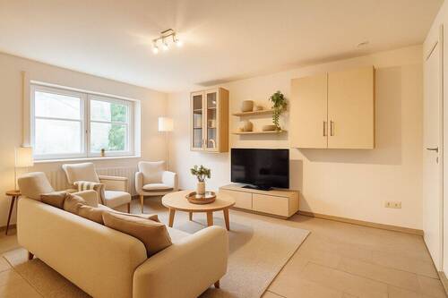 Heller Wohnbereich mit Balkonzugang - Virtuelles Homestaging - 
