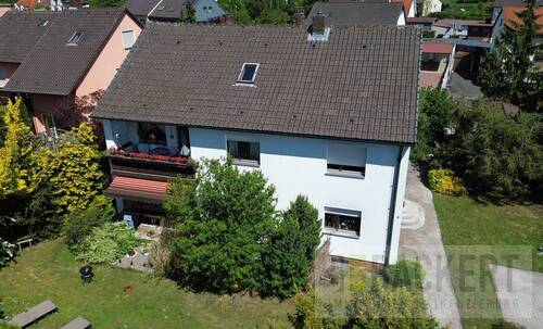 Ansicht - Großes Zweifamilienhaus sowie ein Baugrundstück für ein Mehrfamilienhaus als Zugabe!