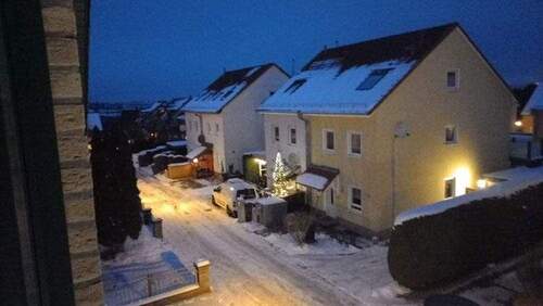 Straßenansicht im Winter - 5 Zimmer Doppelhaushälfte in Dresden