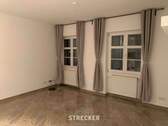 Wohnzimmer - Geschmackvolle 2 ZKB im Herzen der Durlacher Altstadt
