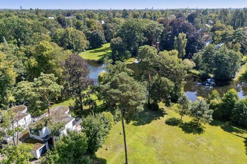 Bild 1 - Sanierungsbedürftige Ikone der 70er-Architektur in Südlage - unverbaubarer Wasserblick