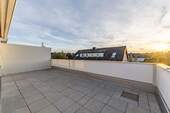 Dachterrasse - Modernisierte Dachgeschosswohnung mit Weitblick und sonniger Terrasse in Seenähe
