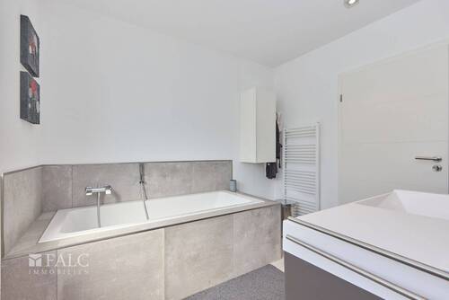 Mit Dusche und Wanne - 