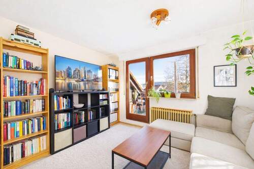 Wohnzimmer - Bezugsfreie helle 2-Zimmer-Wohnung mit Süd-Loggia und toller Aussicht