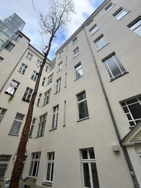 Fassade_SeitenflügelIMG_3292 - top Lage nahe Savignyplatz - 298.700,00 EUR Kaufpreis, ca.  75,50 m² Wohnfläche