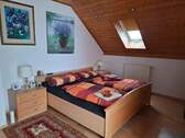 Schlafzimmer 1 DG.jpg - 6 Zimmer Doppelhaushälfte in Gerzen