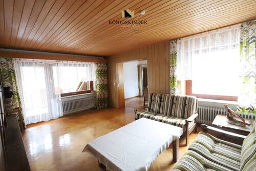 Wohnzimmer mit Terrassentür - Mehrfamilienhaus, Wohnhaus mit 146,00 m&sup2; in Welzheim zum Kaufen