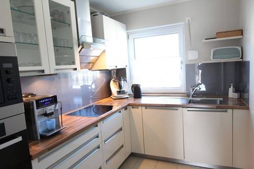 ...ansprechende moderne Küche - 