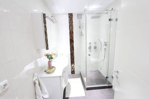 ...geschmackvolles Bad mit Dusche - Etagenwohnung mit 96,00 m&sup2; in Penzberg zum Kaufen