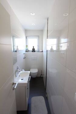 ...modernes und helles WC mit Fenster - 