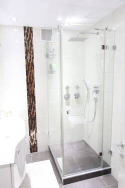 ...moderne Echtglasdusche - 