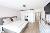 ...sonniges Schlafzimmer mit Zugang zum Balkon - 