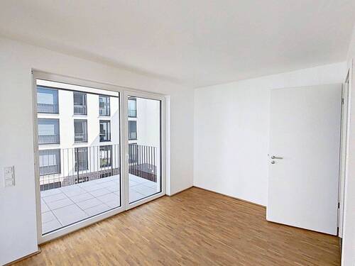 Ansicht III: Wohn- und Esszimmer mit offenem Küchenbereich - 2 Zimmer Etagenwohnung in Saarbrücken