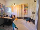 „Bad mit Wanne und viel Gestaltungsspielraum“ - 