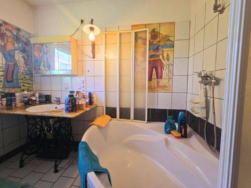 „Bad mit Wanne und viel Gestaltungsspielraum“ - 