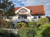 Südseite, Balkon oben - Helle 3-Zimmer Dachgeschosswohnung mit Süd-Balkon und Blick ins Grüne