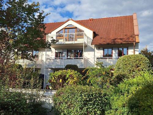 Südseite, Balkon oben - Helle 3-Zimmer Dachgeschosswohnung mit Süd-Balkon und Blick ins Grüne
