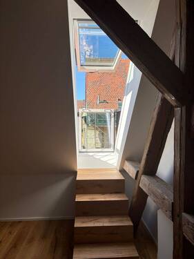 Schlafzimmer mit offenem Capriofenster - 