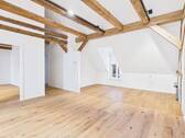 Wohnraum mit Blick in die Küche - ERSTBEZUG 2,5-Zimmer-Wohnung nach hochwertiger Denkmalsanierung - EBK Einbauschrank Cabrio-Fenster