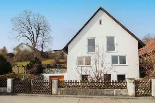 Außenansicht (Vorne) - Renovierungsbedürftiges Ein- bis Zweifamilienhaus mit viel Potenzial und Garage in Buchloe!