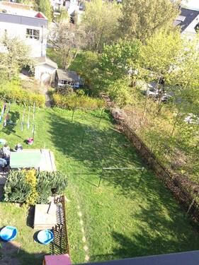 Blick auf Garten - 2 Zimmer Mehrfamilienhaus, Wohnhaus in Chemnitz