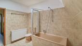 Wannenbadezimmer mit Dachfenster - 