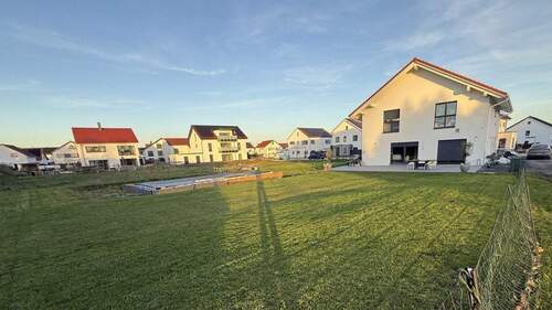 Garten und Gebäuderückseite - 