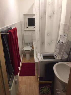 Kompaktes Badezimmer mit Wanne und Fenster - 