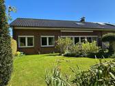 Natürlicher Blickschutz umgibt das Haus - Einfamilienhaus mit 140,00 m&sup2; in Wilhelmshaven zum Kaufen
