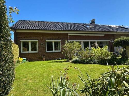 Natürlicher Blickschutz umgibt das Haus - Einfamilienhaus mit 140,00 m&sup2; in Wilhelmshaven zum Kaufen