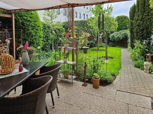 Terrasse mit Blick in den Garten (12a) - 8 Zimmer Mehrfamilienhaus, Wohnhaus zum Kaufen in Langenberg