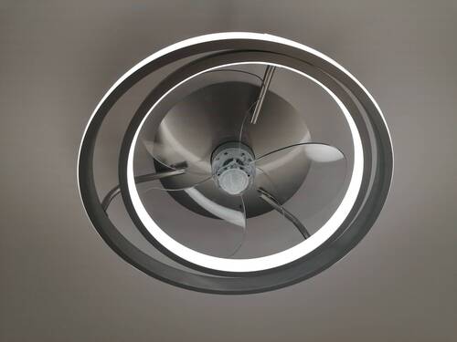 Lampe mit Windmaschine im Schlafzimmer - 
