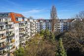 Hofansicht mit grünen Bäumen und Wohnhäusern - 