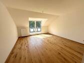 Ansicht I: Wohn- und Esszimmer - Sanierte 2-Zimmer-Dachgeschosswohnung mit Wannenbad, EBK und sonnigem BALKON in ruhiger Wohnlage
