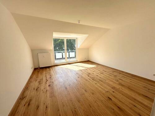 Ansicht I: Wohn- und Esszimmer - Sanierte 2-Zimmer-Dachgeschosswohnung mit Wannenbad, EBK und sonnigem BALKON in ruhiger Wohnlage
