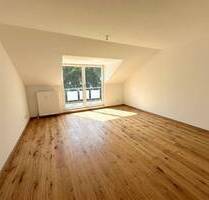Sanierte 2-Zimmer-Dachgeschosswohnung mit Wannenbad, EBK und sonnigem BALKON in ruhiger Wohnlage - Buxtehude