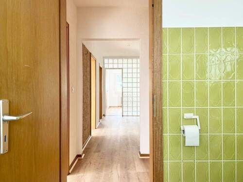 Blick vom Bad in den Flur - 