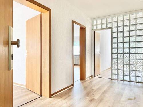 Flur mit Blick in Wohnzimmer + Küche - Etagenwohnung mit 81,00 m² in Detmold zum Kaufen