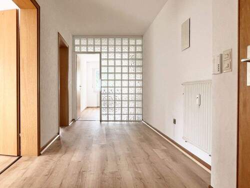 Flur mit Blick in die Küche - 