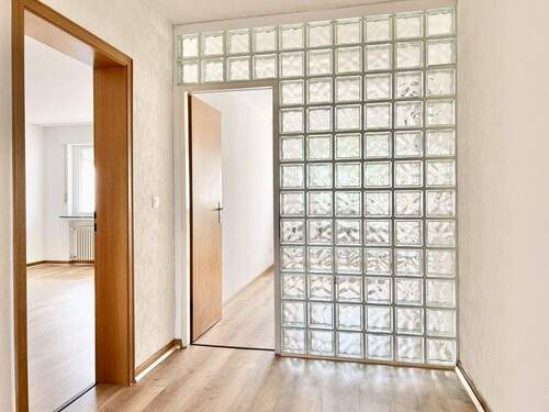 Flur mit Blick in Wohnzimmer + Küche - 