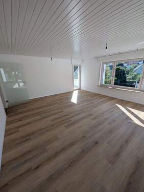 Wohnzimmer mit Balkonzugang - 