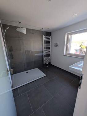 Modernes Badezimmer - 2 Zimmer Terrassenwohnung zur Miete in Niefern-Öschelbronn